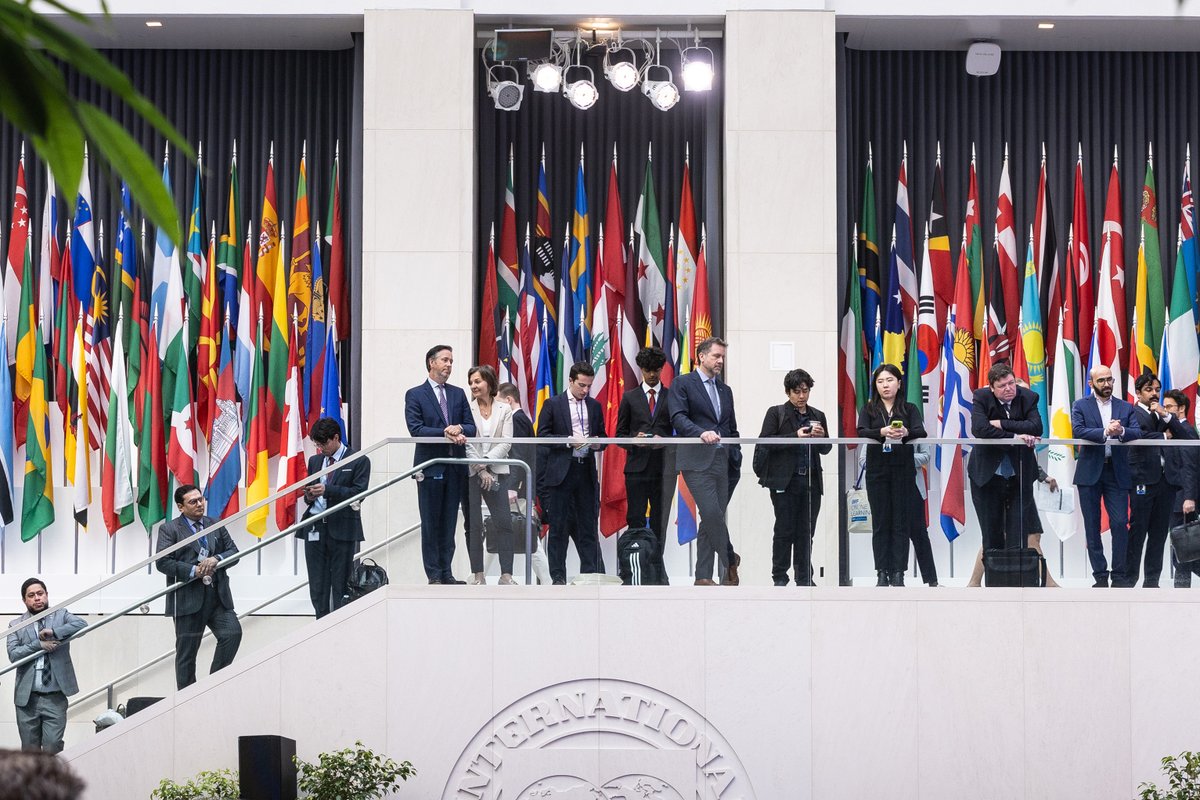 Comment le FMI finance-t-il sa capacité de prêt de 1000 Mrd $? Comme une mutuelle de crédit pour les pays: nos 191 membres mutualisent des ressources et gagnent des intérêts sur l’argent mis à disposition, sans l’aide des contribuables. imf.org/fr/Blogs/Artic…