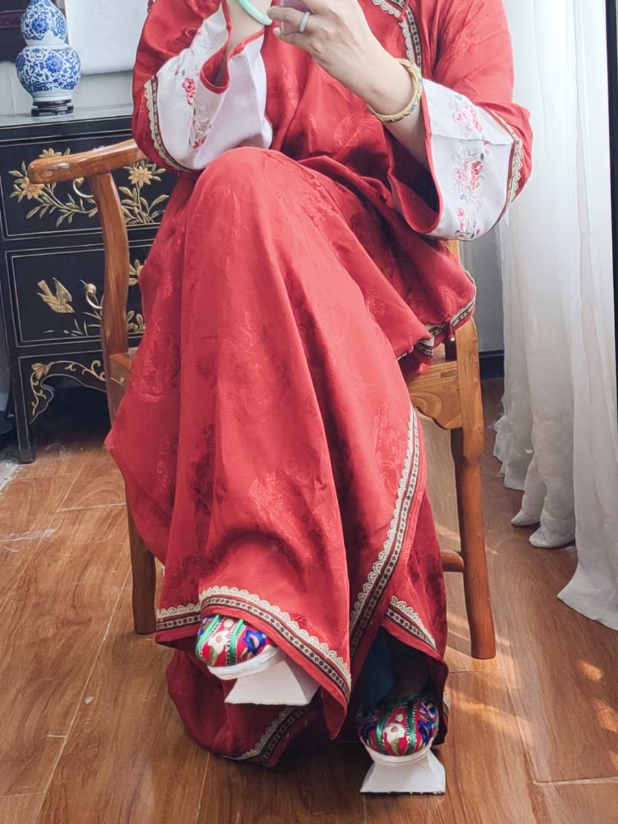 老妈穿旗装也好美呀。好看好看