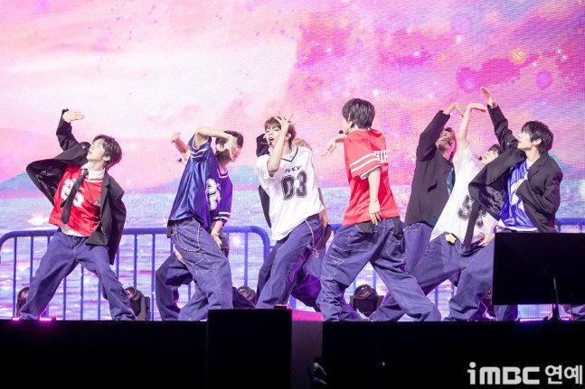 starglazvr's tweet photo. JL CENTER wearing 03 jersey yes our forever shining star “3pick” that got 3M votes during his UL era we love you and happy debut day 🥳3️⃣🌟

#WHOWEARE 
#JL #AHOF_JL #제이엘 
#AHOF #아홉 @AHOF_official https://t.co/498yuJB9I4