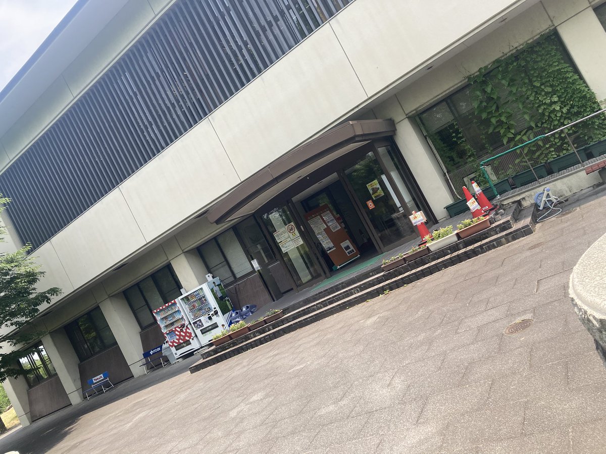 今日はお仕事で姫路に🎶
偶然目と鼻の先にある思い出の武道館に🤗
在学中から10数年、毎年お邪魔した場所😌
かれこれ15年振りくらい…🤔
今日はいらっしゃらなかったけれど、世話になった方々はお元気かなぁ〜😌
またいつの日か、お目にかかれる機会があればいいなぁ〜☺️