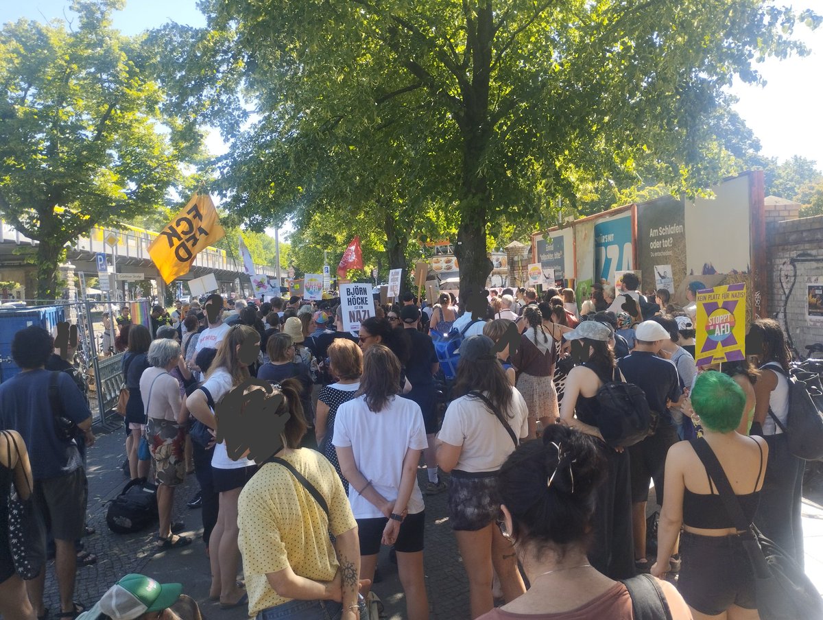 Jetzt: Kundgebung gegen die AfD vor dem Görlitzer Park.

Geschätzt 150-200 Menschen.

Nicht schlecht für einen Dienstagmorgen. 

#FckAfD