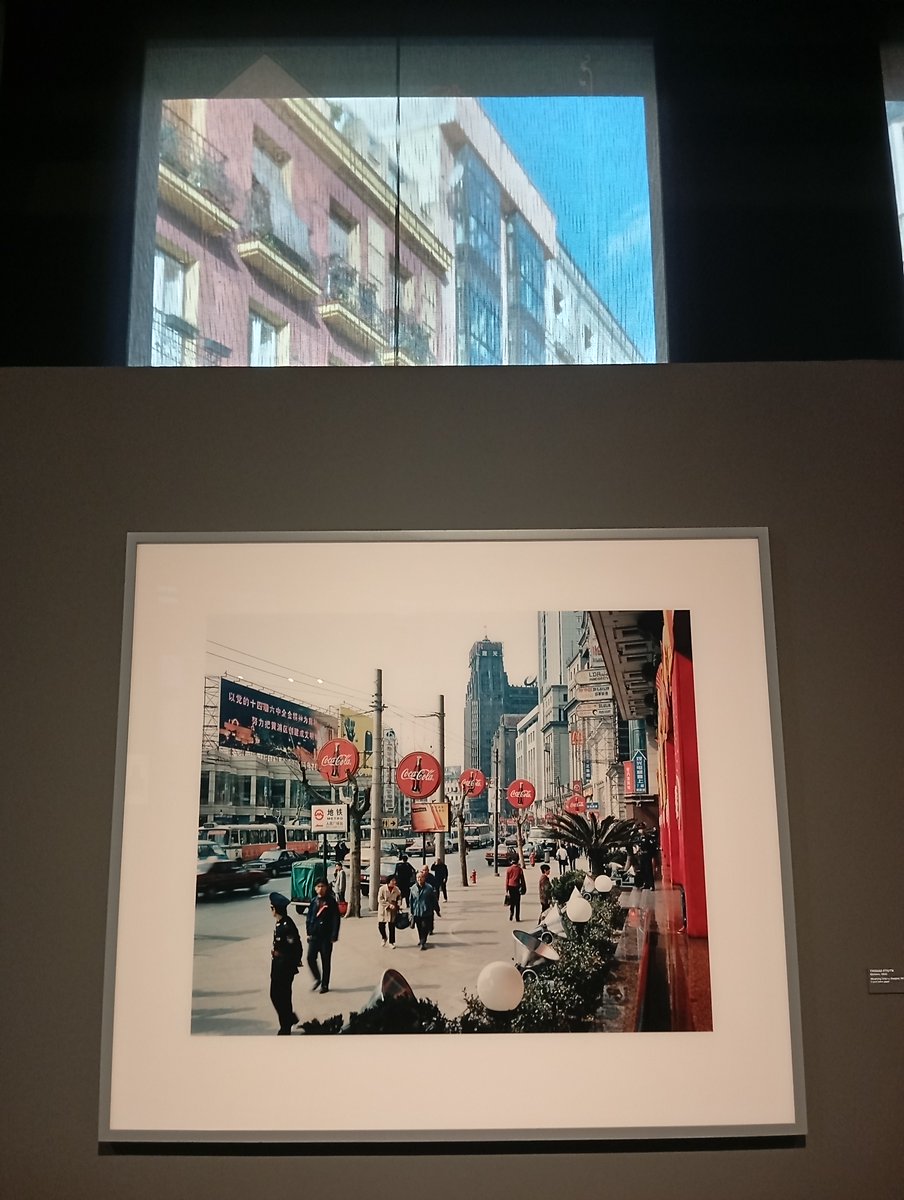 📷El fotógrafo Thomas Struth nos traslada con esta imagen de 1997 hasta Wangfujing, una de las zonas comerciales más conocidas de Shanghái. Los carteles de Coca-Cola y los de marcas locales compiten para llamar la atención de los peatones.
🗓️Hasta el 27 de julio en #SerreríaBelga