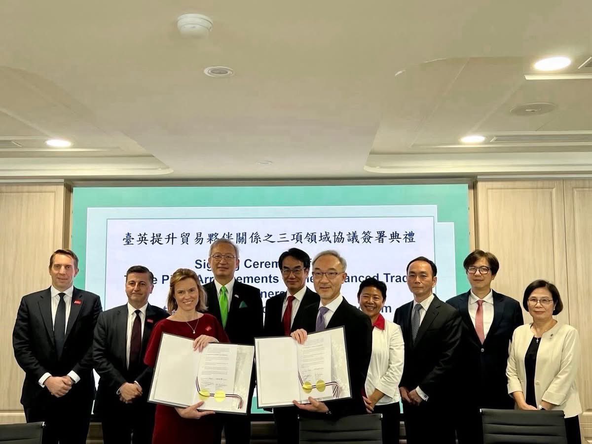 林佳龍 Lin Chia-lung (@chia_lung) on Twitter photo Honored to join President <a href="/ChingteLai/">賴清德Lai Ching-te</a> in receiving UK Trade Minister <a href="/D_G_Alexander/">Douglas Alexander</a>. #Taiwan & the #UK just signed new agreements on investment, digital trade & net zero under the ETP. We’ll keep deepening cooperation across trusted supply chains & key strategic sectors. Honored to join President <a href="/ChingteLai/">賴清德Lai Ching-te</a> in receiving UK Trade Minister <a href="/D_G_Alexander/">Douglas Alexander</a>. #Taiwan & the #UK just signed new agreements on investment, digital trade & net zero under the ETP. We’ll keep deepening cooperation across trusted supply chains & key strategic sectors.