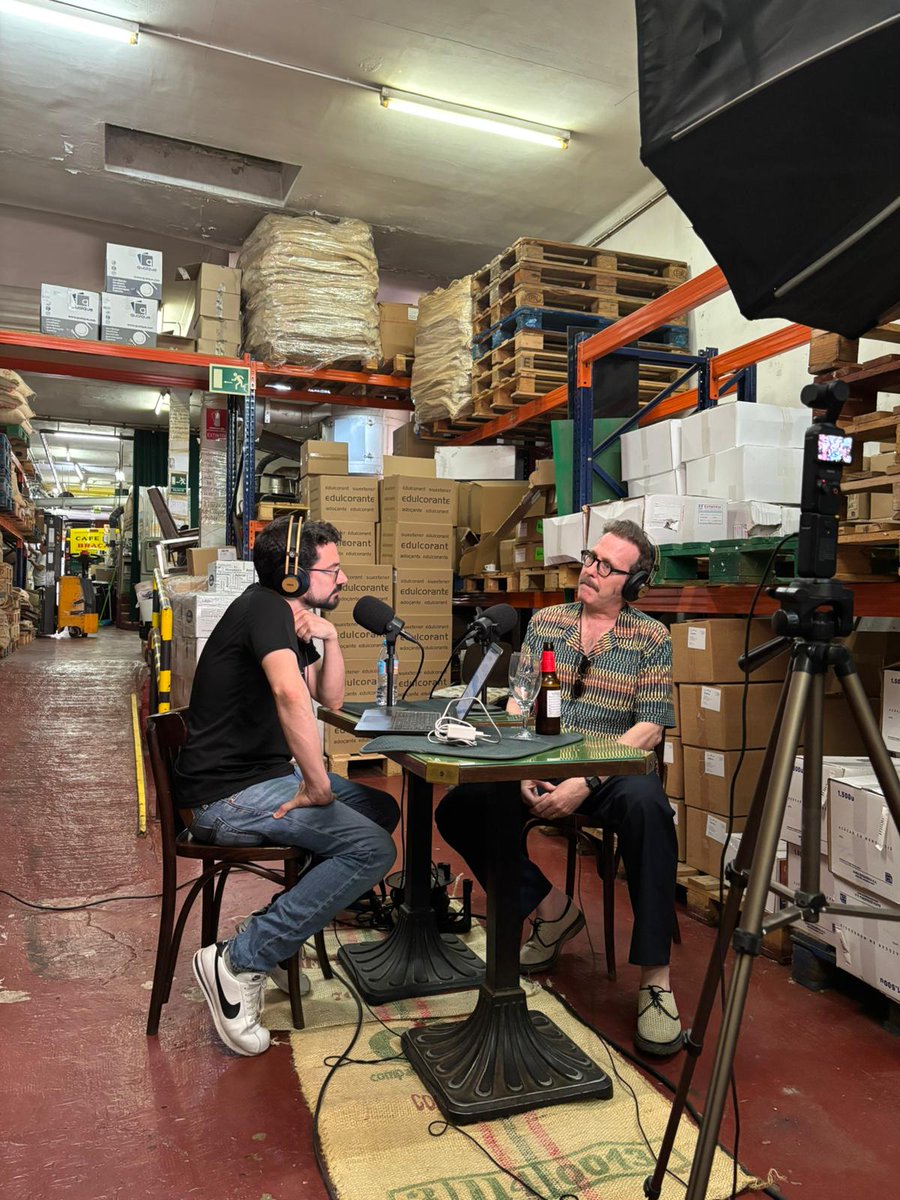 Nuevo episodio de MEDIA OFFLINE: "HAY QUE LEER A LOS RUSOS", con Joaquín Reyes (<a href="/enjutomojamuto/">Enjuto Mojamuto</a>) 

La MOVIDE más rusa. 

Guasas del subsuelo, en el almacén de <a href="/Bracafe/">BRACAFE</a> 

LINK: open.spotify.com/episode/6HLVc7…