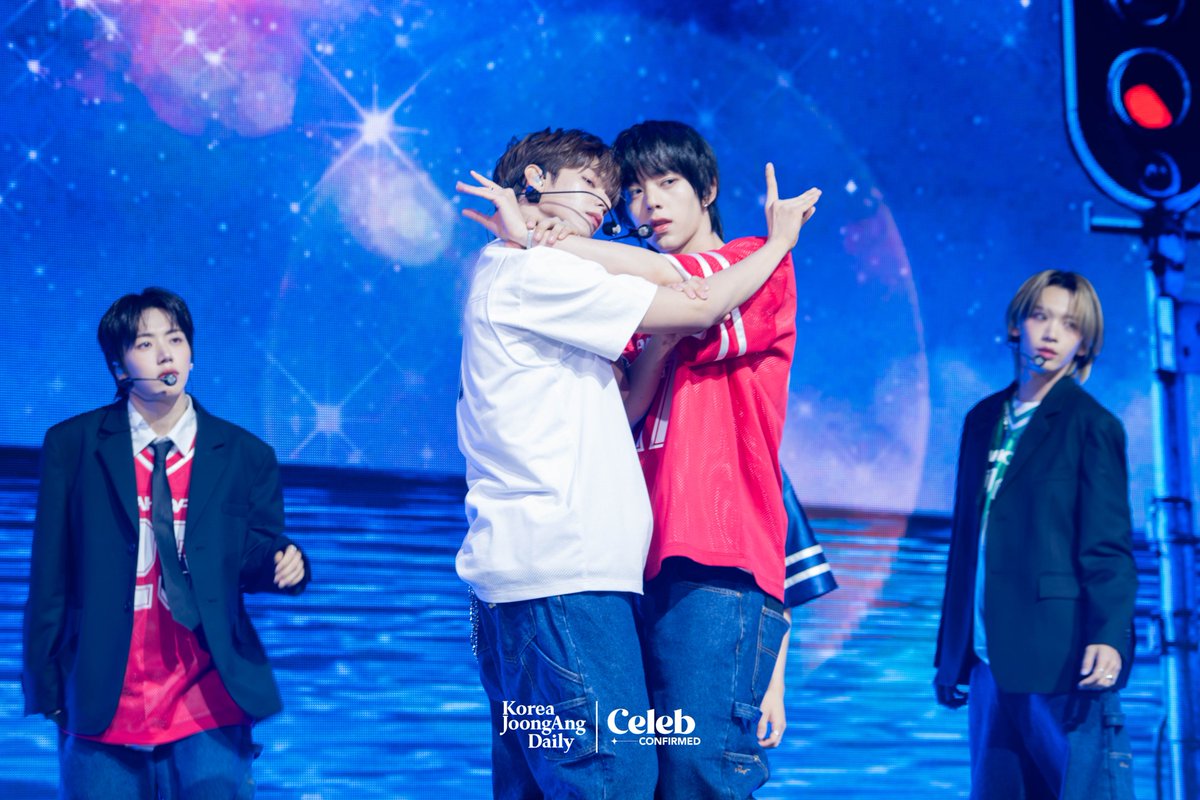 AHOF performs lead track “Rendezvous” during their debut showcase! 
#AHOF #아홉 #WHOWEARE <a href="/AHOF_official/">AHOF</a>