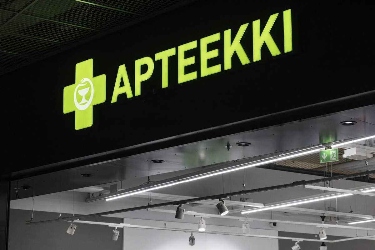 Apteekkarit's tweet photo. Apteekkariliiton mukaan apteekkiuudistuksen toteuttaminen hallituksen ehdottamalla supistaisi apteekkiverkostoa ja muuttaisi perusteellisesti suomalaista apteekkia. Muutokset olisivat kova kolaus tilanteessa, jossa apteekkien talouteen on jo tehty useita heikennyksiä.
⛔Yli 30 miljoonan euron suora leikkaus apteekkien talouteen on mittaluokaltaan kohtuuton.
⛔Sivuapteekkivähennyksen poistaminen heikentäisi apteekkareiden mahdollisuuksia sivuapteekkien pitoon, mikä harventaisi apteekkien lähipalveluverkostoa.
⛔ Apteekkien ulkopuolelle myyntiin tulisi rajattu valikoima itsehoitolääkkeitä, mikä heikentäisi apteekkien toimintaedellytyksiä entisestään.

#apteekki #lääke Lue juttu kommenttikentästä  👇