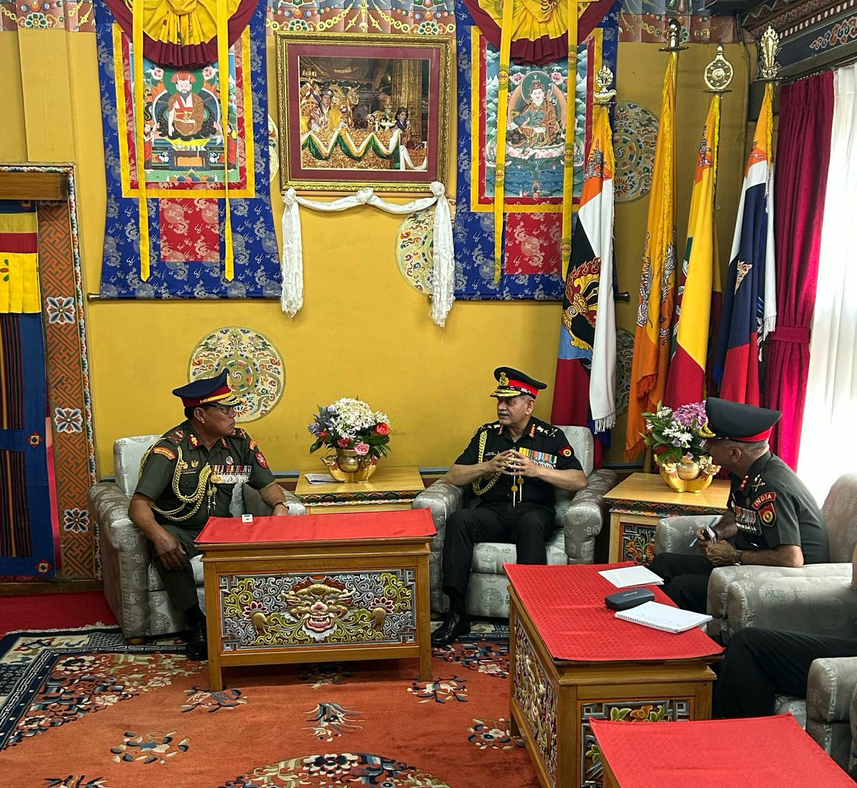 adgpi's tweet photo. #GeneralUpendraDwivedi, #COAS, laid a wreath to pay homage at the National Memorial Chorten in the honour of His Majesty Jigme Dorji Wangchuck, the 3rd Druk Gyalpo of Bhutan and reviewed an impressive Guard of Honour at Tashichho Dzong, Bhutan.

#COAS later held discussions with Lieutenant General Batoo Tshering, Chief Operations Officer of the Royal Bhutan Army, to further strengthen military bonds and deepen strategic #DefenceCooperation. 🇮🇳🤝🇧🇹

#IndiaBhutanFriendship 
@MEAIndia
@DefenceMinIndia
@Indiainbhutan
