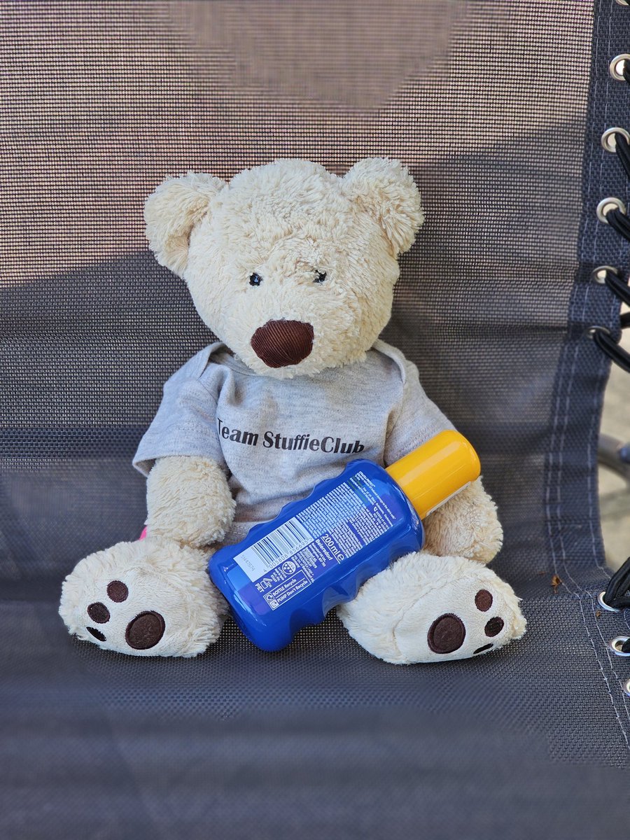 If any pals do be out n about today, pleese remember to use fur cream. It does be baking out n stuffie fur care should not be neglected 🌞🐻🥵