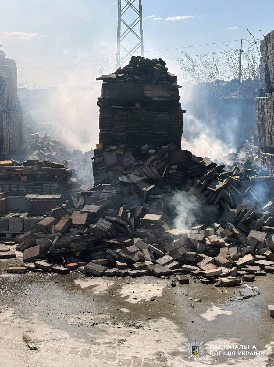 IuliiaMendel's tweet photo. Photos show the aftermath of Russian shelling in Kherson region yesterday: 2 killed, 6 injured, including 2 police officers. #StopRussianAggression #EveryDayHell https://t.co/CvLlLZN8w9
