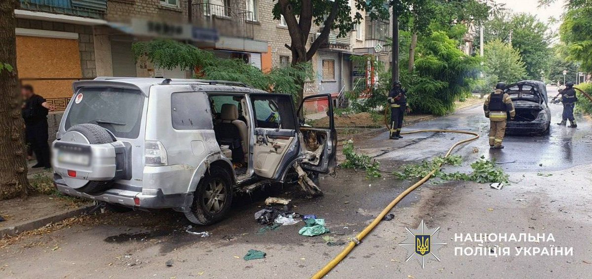 IuliiaMendel's tweet photo. Photos show the aftermath of Russian shelling in Kherson region yesterday: 2 killed, 6 injured, including 2 police officers. #StopRussianAggression #EveryDayHell https://t.co/CvLlLZN8w9