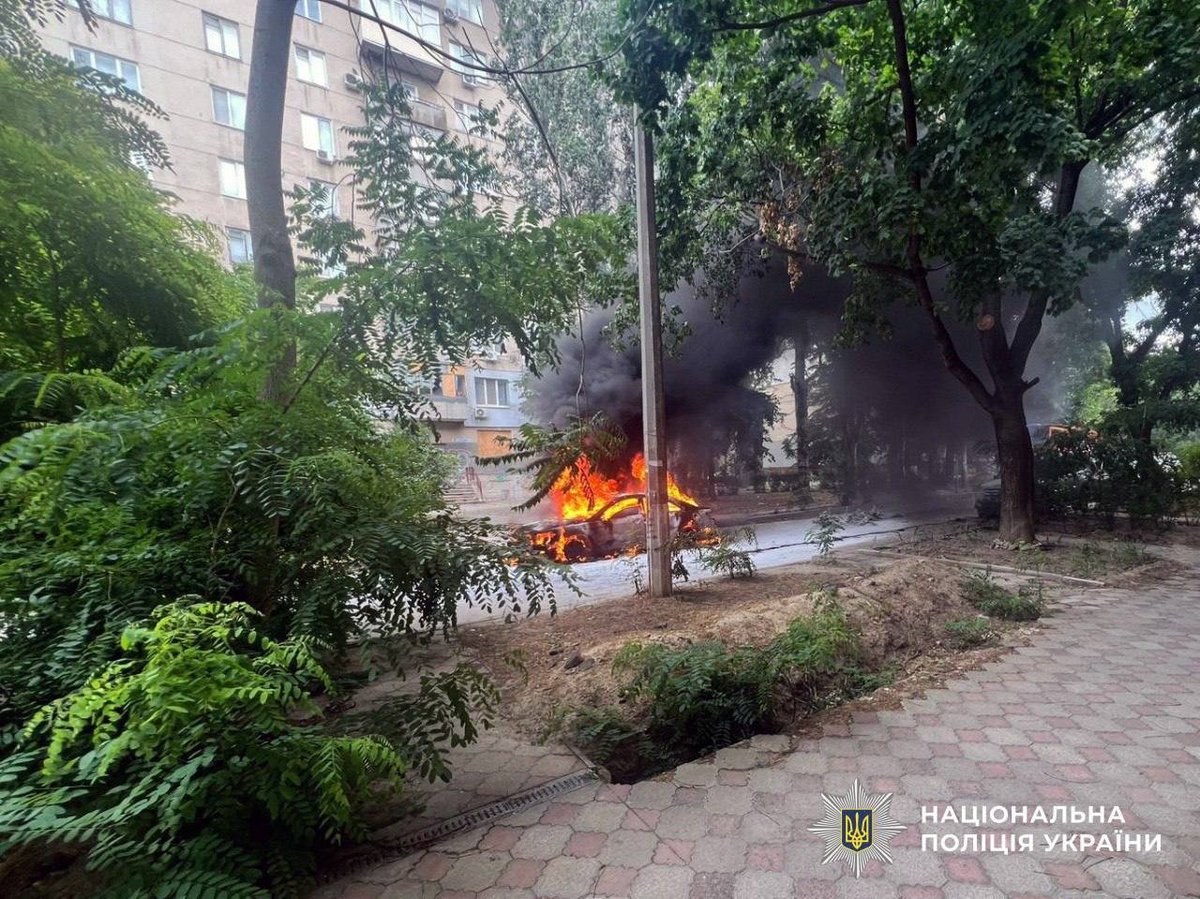 IuliiaMendel's tweet photo. Photos show the aftermath of Russian shelling in Kherson region yesterday: 2 killed, 6 injured, including 2 police officers. #StopRussianAggression #EveryDayHell https://t.co/CvLlLZN8w9