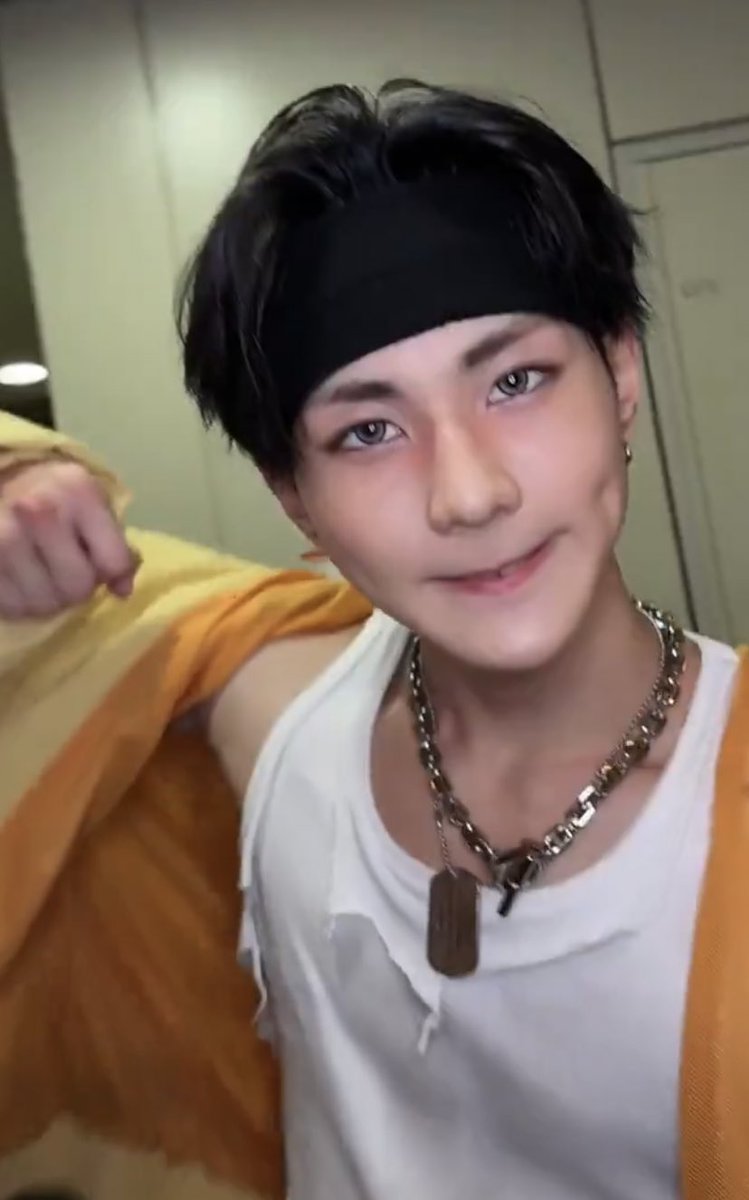 yamkkuwon's tweet photo. trying to look scary but i have a cute face https://t.co/ldQueys1Bc