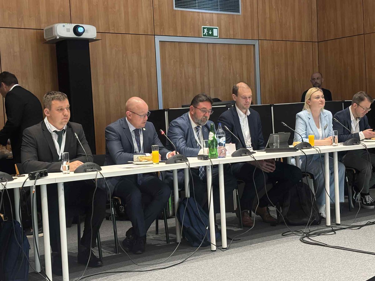 #Etyj'in parlamentaarisen yleiskokouksen 🇫🇮  ja 🇸🇪valtuuskunnat olivat tukemassa 🇺🇦 järjestämää Digital Resilience -oheistapahtumaa #OSCEPAPorto25:ssa. Aiheena mm. suojautuminen propagandalta ja väärän tiedon levittämiseltä. <a href="/oscepa/">OSCE PA</a> Kuva: <a href="/BjornSoder/">Björn Söder (SD) 🇸🇪❤️🇺🇦 🇮🇱🇦🇲🇹🇼</a>