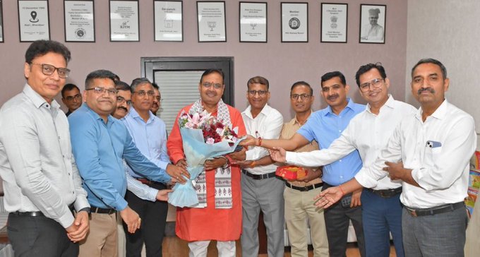 Sandeshvataksv's tweet image. CM से मिले RAS से IAS बने अफसर..!!

मुख्यमंत्री भजनलाल शर्मा  से मुलाक़ात करने पहुंचे हाल ही में पदोन्नत RAS से IAS बने अधिकारीगण।

#RAS2IAS #IASPromotion @BhajanlalBjp @rasassociates @IASassociation