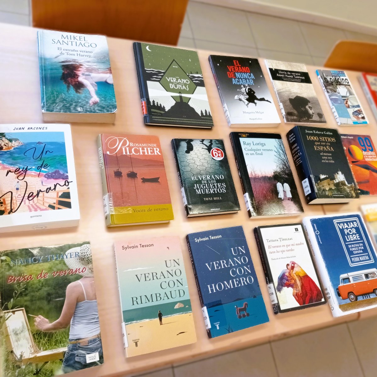 Este verano, visita la Biblioteca Gloria Fuertes y podrás escoger las lecturas que más te gusten; historias ligeras para leer a la sombra, juegos y pasatiempos, recetas fresquitas, ideas para la próxima escapada... ¡Para disfrutar en la playa, en el pueblo o en la montaña! 🕮🏖️