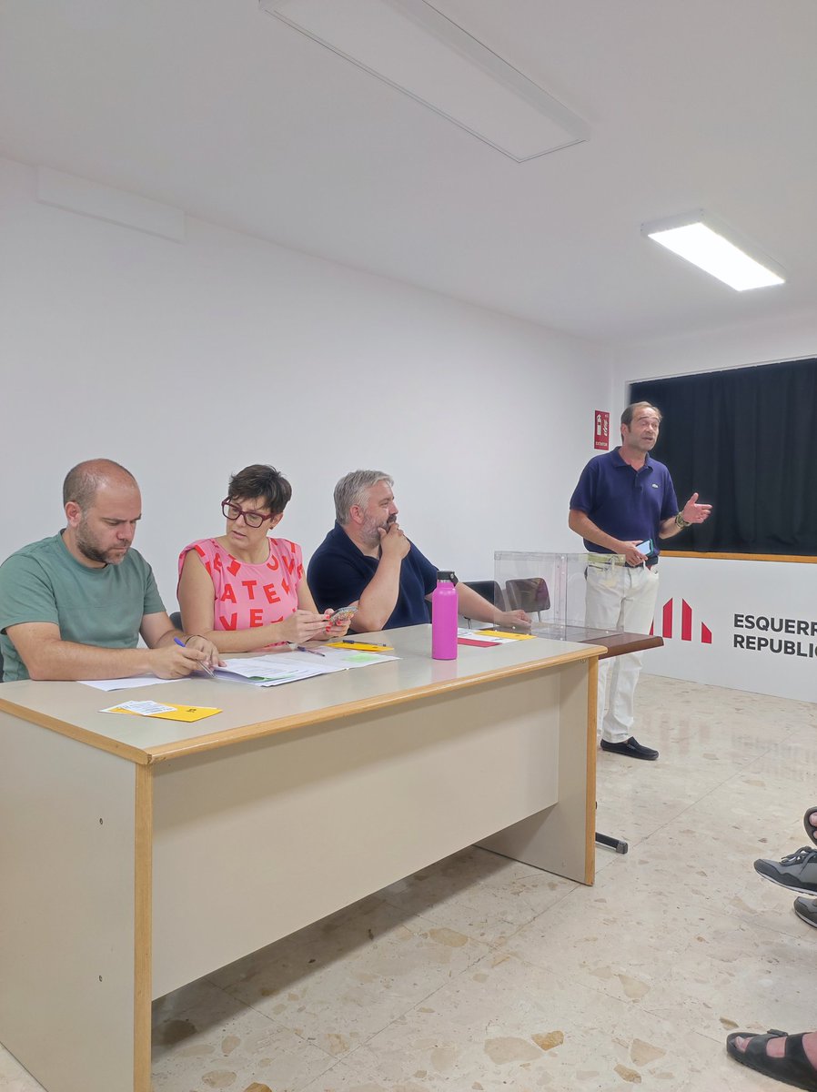 <a href="/ERCBaixCamp/">ERC Baix Camp</a> ha renovat la seva Executiva Comarcal, <a href="/SalvadorMestre/">SalVador Mestre G.🎗</a> ha estat reelegit president. 

També s'ha escollit a Dani Recasens i a Camí Mendoza per representar la comarca al Consell Nacional. 

Amb aquest nou equip, es prepararan les eleccions per al 2027 amb força!