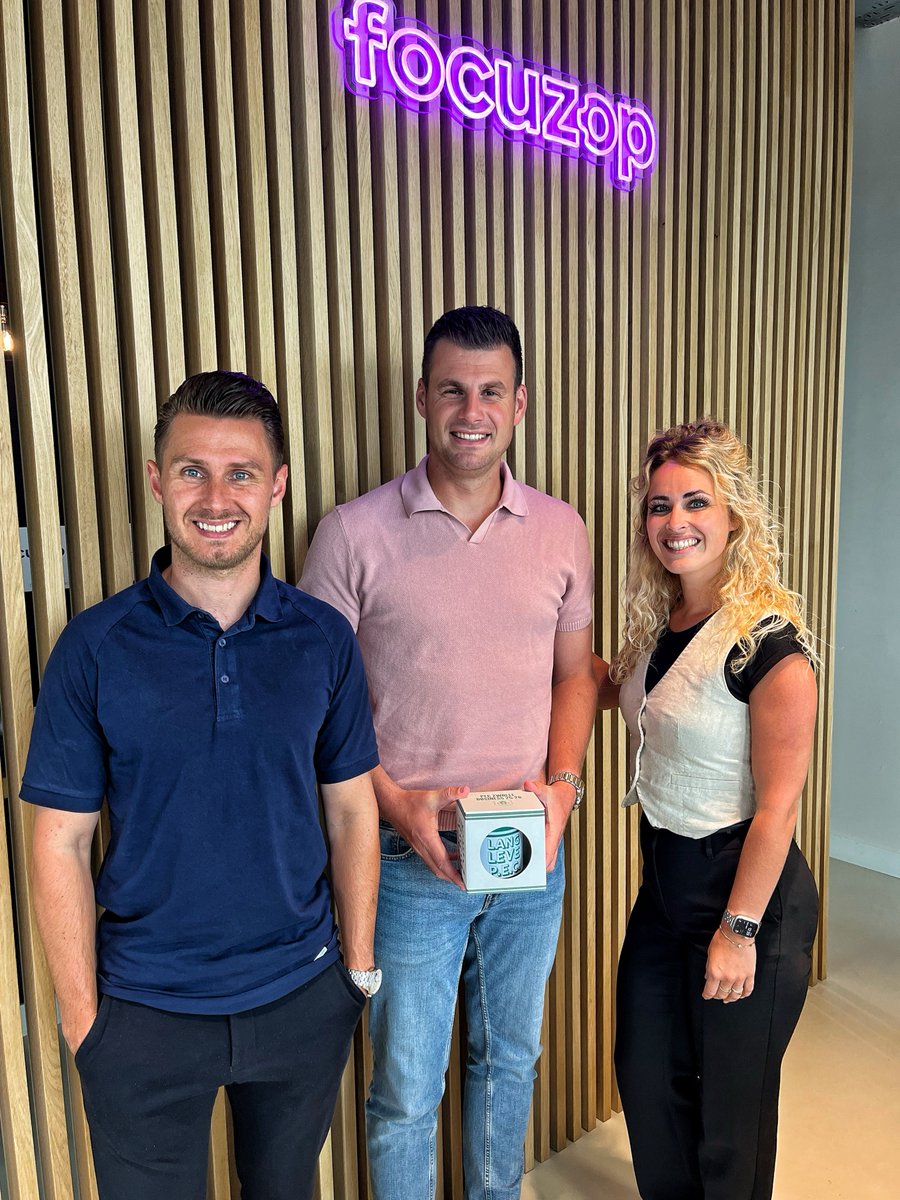 Lange Leve P.E.C. | Een hattrick deze dinsdag voor Floor van Kampen - Schoonbeek, die de speciale aanvoerdersband overhandigde aan Vesten Groep, Koffiebranderij Mocca d'Or en Focuzop.

Lees hier verder: linkedin.com/feed/update/ur…

#peczwolle