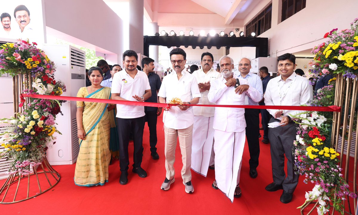 Udhaystalin's tweet photo. நான் முதல்வன் ‘வெற்றி நிச்சயம்’ முன்னெடுப்பின் தொடக்க விழாவின் போது, நம் முதலமைச்சர் @mkstalin அவர்கள், நான் முதல்வன் Hackathon - நிரல் திருவிழாவில் பங்கேற்ற மாணவர்களின் படைப்புகளை பார்வையிட்டு அவற்றின் விவரங்களை கேட்டறிந்த போது உடனிருந்தோம்.

மேலும், நிரல் திருவிழாவில் வெற்றி பெற்ற இளைஞர்களுக்கு சான்றிதழ்களை வழங்கி வாழ்த்தியதோடு,  தமிழ்நாடு திறன் ப��ட்டிகள் 2025-ஐ நம் முதலமைச்சர் அவர்கள் தொடங்கி வைத்தார்கள்.

நான் முதல்வன் கல்லூரி மற்றும் வேலைவாய்ப்புத் திட்ட ஒருங்கிணைப்பாளர்கள் - வெற்றி ��ிச்சயம் திட்ட பங்குதாரர்கள் உள்ளிட்டவர்களை பாராட்டி நம் முதலமைச்சர் அவர்களுடன் இணைந்து குழுப்புகைப்படம் எடுத்து மகிழ்ந்தோம்.

@PKSekarbabu
