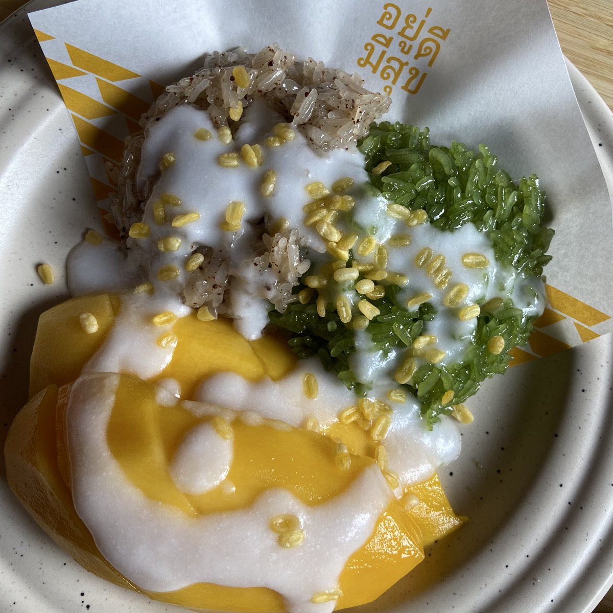 ได้ยินแต่คำชมร้านนี้มานานมาก พยายามจะหาเวลาไปกินตลอด จนในที่สุดวันนี้ก็ถึงวันนั้นแล้ว
ข้าวผัดอเมริกันกับไก่ทอดรสเข้มข้น บอกเลยว่า โคตรอร่อย! แบบว่าระเบิดต่อมรับรสสุดๆ
แล้วพอปิดท้ายด้วยข้าวเหนียวมะม่วง คืออร่อยมากกกก
มื้อนี้คือเพอร์เฟกต์ ปิดจบแบบตายตาหลับได้เลย ✨💛