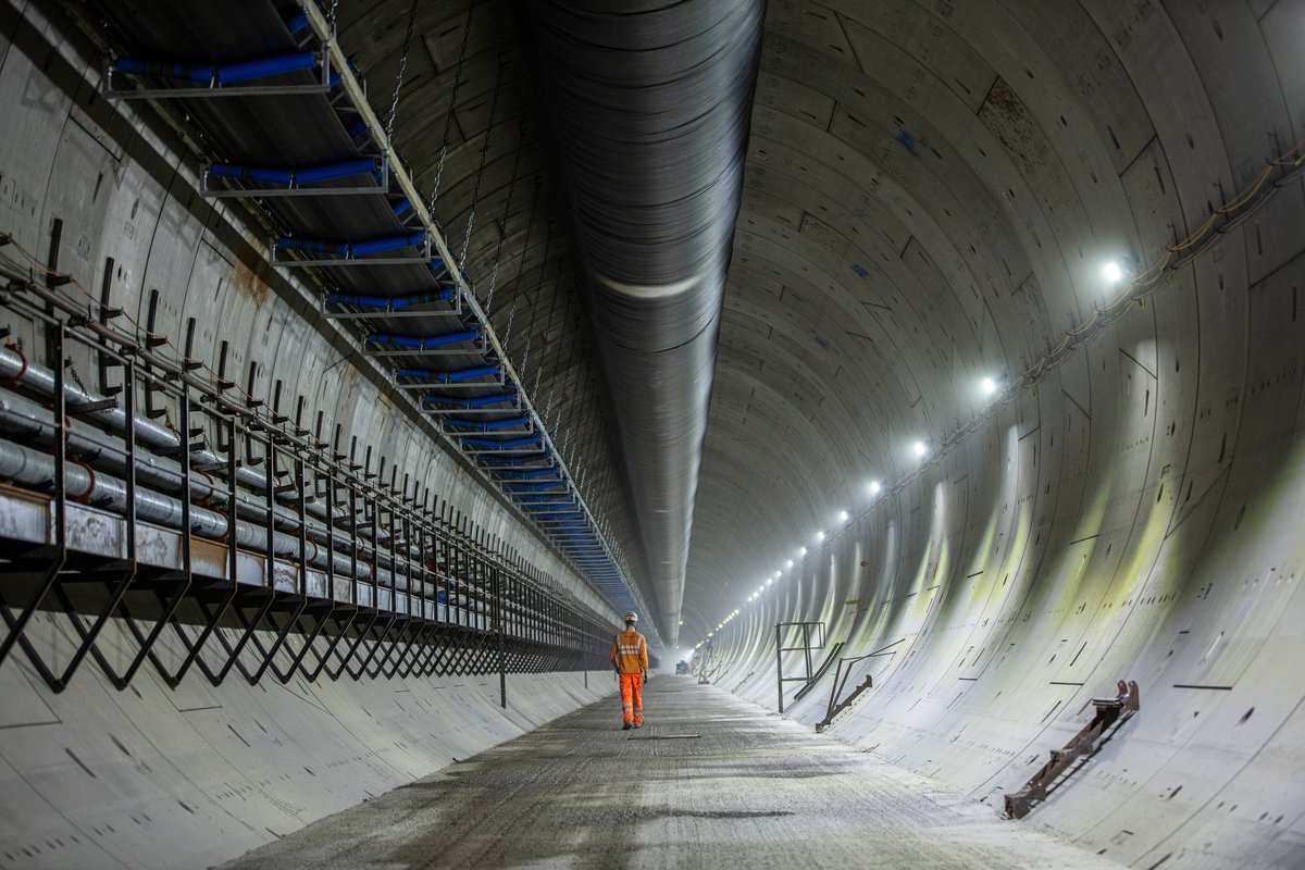 HS2ltd's tweet image. All four tunnel boring machines being used to dig out the 8.4-mile Northolt tunnel have completed their journeys.
In total, the machines have excavated 4,160,000 tonnes of clay and lined the tunnel with 14,300 concrete tunnel rings, made up of 94,233 concrete segments 📸👇.…
