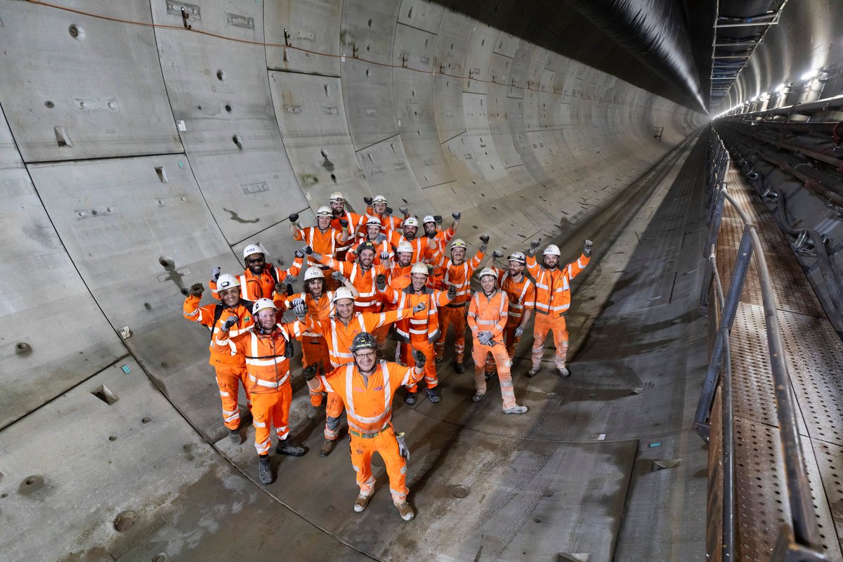 HS2ltd's tweet image. All four tunnel boring machines being used to dig out the 8.4-mile Northolt tunnel have completed their journeys.
In total, the machines have excavated 4,160,000 tonnes of clay and lined the tunnel with 14,300 concrete tunnel rings, made up of 94,233 concrete segments 📸👇.…