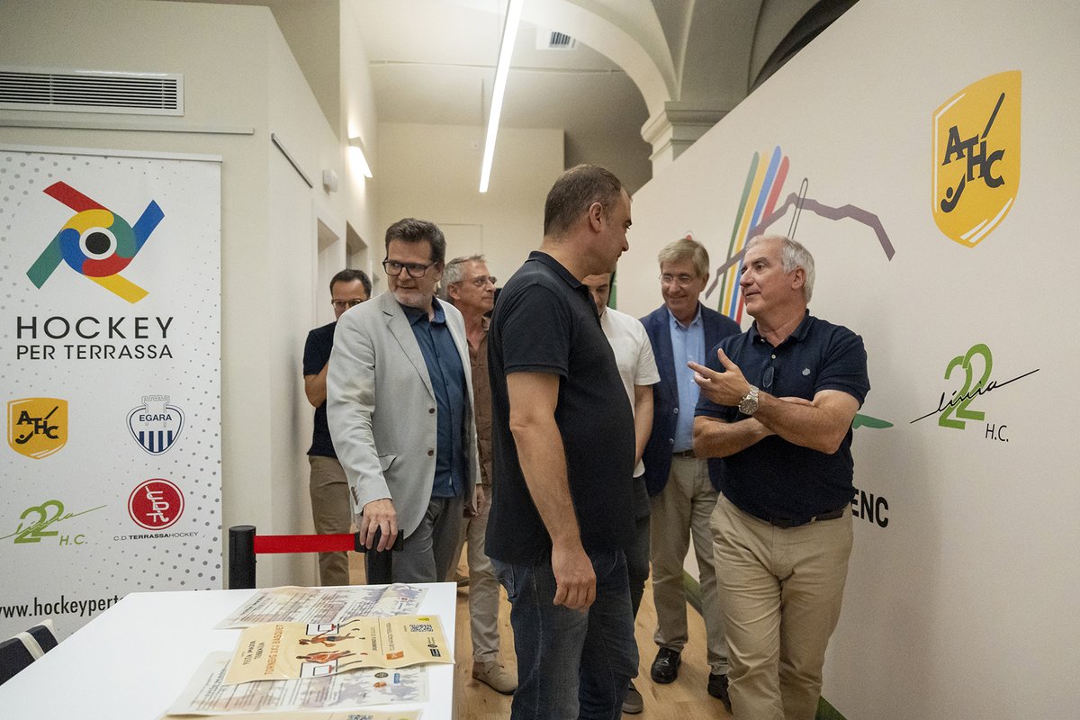 🧵1/👏Inauguració, aquest dilluns, 🏑😍 de l’Espai Hockey, un recorregut immersiu per la història del #Hockey a #Terrassa, a la planta baixa de la Casa de l'Esport, al Raval de Montserrat. L’alcalde, <a href="/jordi_ballart/">Jordi Ballart Pastor</a>, va participar en l’acte d'inauguració 👇