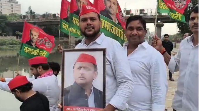 NNBharatvarsh's tweet photo. Akhilesh Yadav birthday: लखनऊ से वाराणसी तक उत्सव का माहौल, 2027 में अखिलेश को फिर से मुख्यमंत्री बनाने का संकल्प 

#AkhileshYadavBirthday #SPCelebration
 #YogiAdityanath #VaranasiUpdates #Dugdhabhishek https://t.co/mdwZ263czD