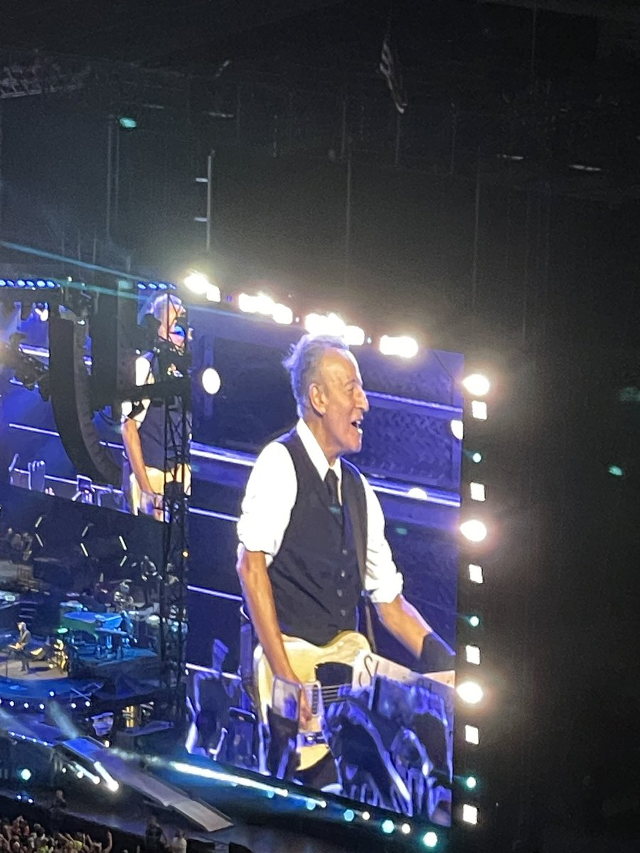 ecurl287's tweet photo. @springsteen in Milan 🇮🇹🇮🇹 https://t.co/eTNXo8Ineq