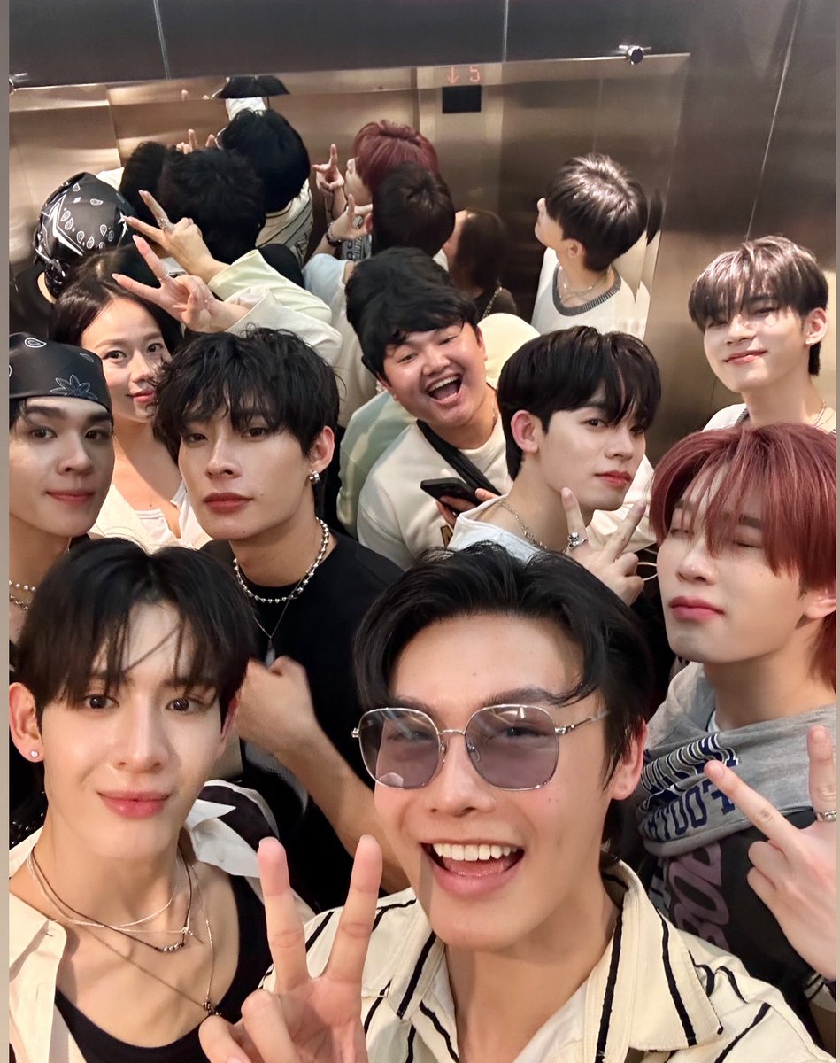 วันนี้สัมภาษณ์สนุกมาก ฝากน้องๆ 6 คนด้วยนะครับ วงนี้มาแน่ ดีงามมมมมทุกสิ่งอย่าง ❤️‍🔥🔥 

DEXX PRESS D2 
#CLANGCLANG_DEXX
#DEXXth 
#CLANGCLANGPressVisitD2