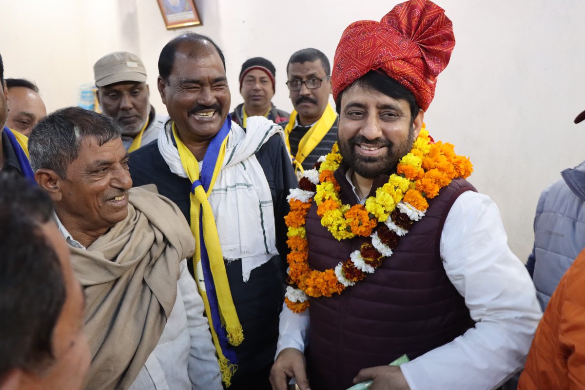 हम भी दरिया हैं हमें अपना हुनर मालूम है
जिस तरफ़ भी चल पड़ेंगे रास्ता हो जायेगा।