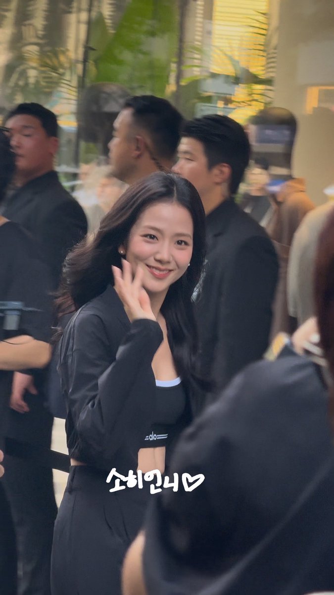 JISOO at the alo flagship store opening in Dosan Park, Seoul.

JISOO WITH ALO IN SEOUL 
#JISOOxAloSeoul