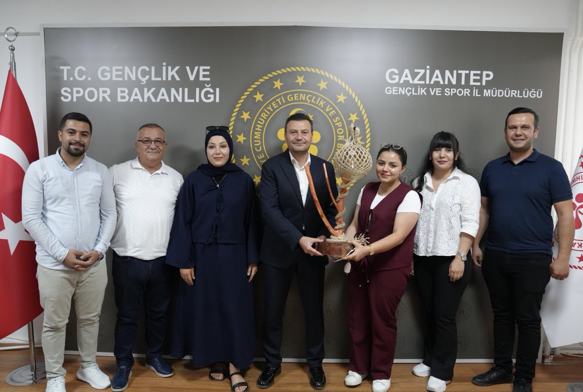 Oğuzeli Yurdu kursiyer öğrencileri, el emeğiyle şekillendirdikleri sanat dolu dünyalarını bizlerle paylaşmak üzere İl Müdürümüzü ziyaret etti.  

Nazik ziyaretleri ve içten sohbetleri için genç sanatçılarımıza teşekkür eder, başarılarının devamını dileriz. 💐