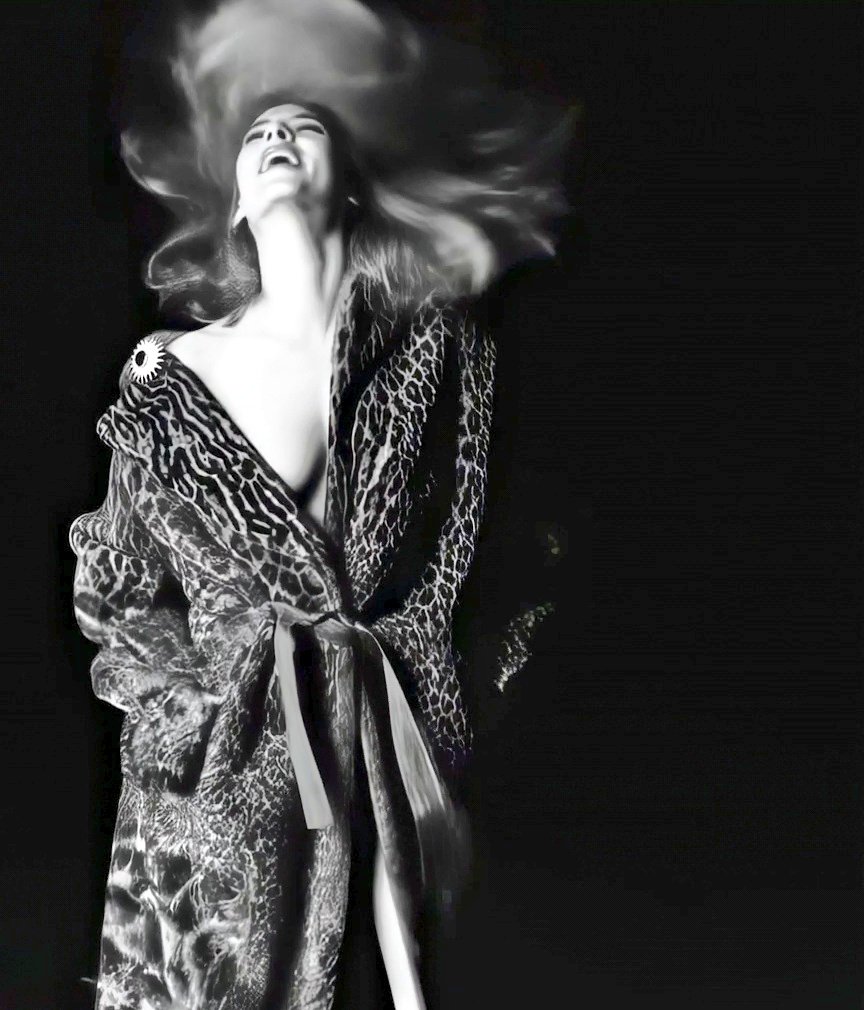 teaofadele's tweet photo. bts outtakes of adele's british vogue nov issue '21.
cr: @MeiselSteven 📷 @AdeleHistory 🖇
@NUMEROVENTUNO 🧥, @DavidYurman 📿

glowing QUEEN of MUSIC ✨️ https://t.co/j011HKETbt