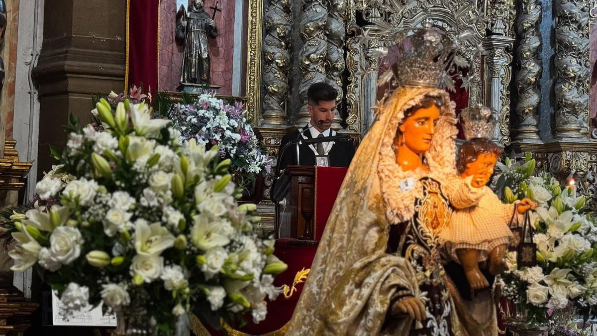 JHCLaLaguna's tweet photo. El domingo 29 de junio, el Presidente de la Junta de Hermandades y Cofradías de San Cristóbal de La Laguna, acompañado de una vocal de su comité ejecutivo, tuvo el honor de asistir al solemne acto de imposición del fajín del Mando Naval de Canarias a Nuestra Señora del Carmen. https://t.co/ULKQ0XDSVy