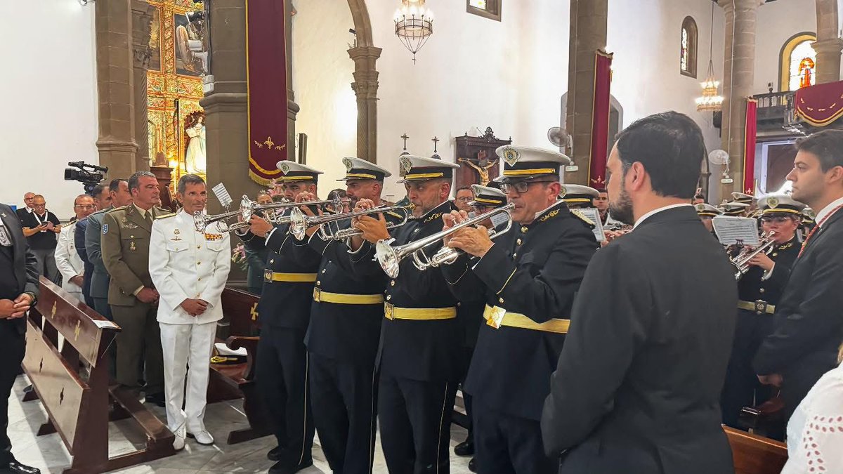 El domingo 29 de junio, el Presidente de la Junta de Hermandades y Cofradías de San Cristóbal de La Laguna, acompañado de una vocal de su comité ejecutivo, tuvo el honor de asistir al solemne acto de imposición del fajín del Mando Naval de Canarias a Nuestra Señora del Carmen.
