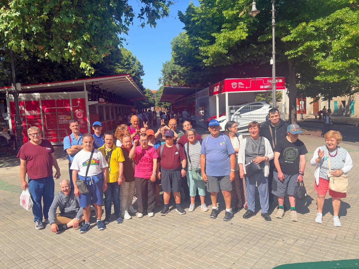 El Programa Ocupacional de #Envejecimiento en #Villatuerta sigue trabajando desde mayo. Recientemente, disfrutaron de la tómbola de Pamplona 🎡, conociendo a personas de TASUBINSA en Orkoien y Beriáin.
¡Qué emoción ganar premios! 🎟️🎉 #CentroOcupacional