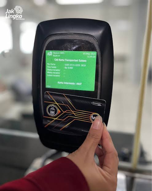 BanyuSadewa's tweet photo. Mau nambahin : kalo kalian punya KUE, kalo bisa langsung aktifin Tarif Integrasi INTERMODA di mesin yg kaya gini. Biar kalian kalo ganti moda transportasi dapet tarif MURAH! Misal naek MRT lanjut TJ, itu yg TJ nya bisa gratis. Krn mau kalian ganti moda bakal spend max 10rb doang. https://t.co/bKcwOrUm3X