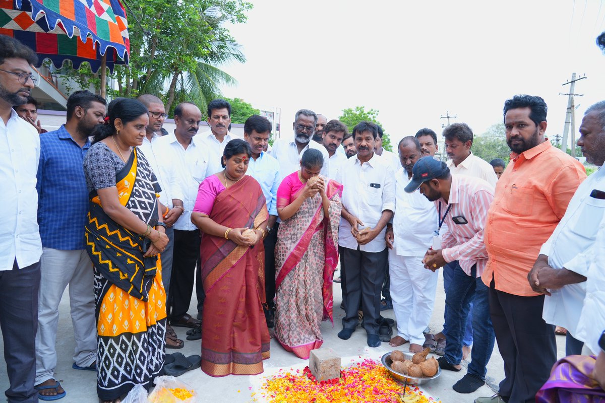 galla_madhavi's tweet photo. గుంటూరు 24వ డివిజన్ తెలుగు వెలుగు అపార్ట్మెంట్ వద్ద ఆర్సిసి కల్వర్టు నిర్మాణానికి శంకుస్థాపన చేసిన గుంటూరు పశ్చిమ నియోజకవర్గ ఎమ్మెల్యే శ్రీమతి గళ్ళా మాధవి గారు.
#Gallamadhavi #gunturwestmla #guntur #Gunturwest #RCCculvert #gallamadhaviforguntur https://t.co/Q8PPPl5Dgj