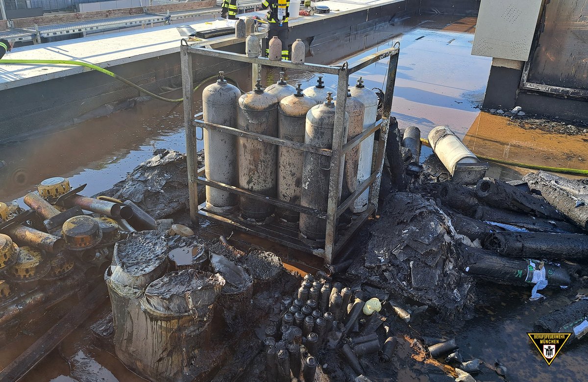 Am Montag ist es zu einem #Brand auf einer Dachbaustelle eines Wohnhauses gekommen. Mehrere Spraydosen sind explodiert.
Zum Bericht: presseportal.de/blaulicht/pm/1…

#WirFürMünchen