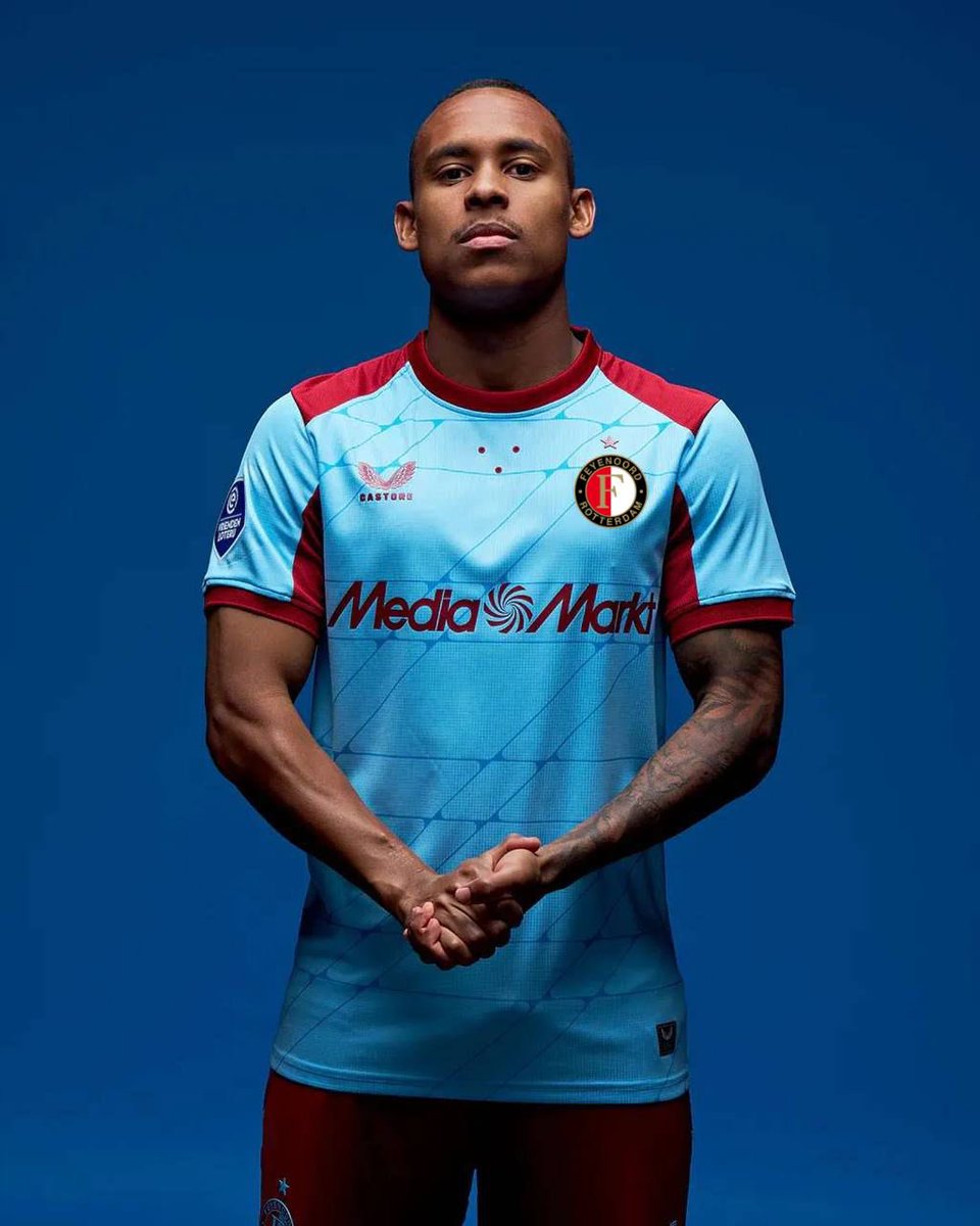 Waarom <a href="/Feyenoord/">Feyenoord Rotterdam</a> <a href="/VraagFeyenoord/">Feyenoord Supporterservice</a> waaaaaarom maken jullie een shirt niet zoals het hoort te zijn.