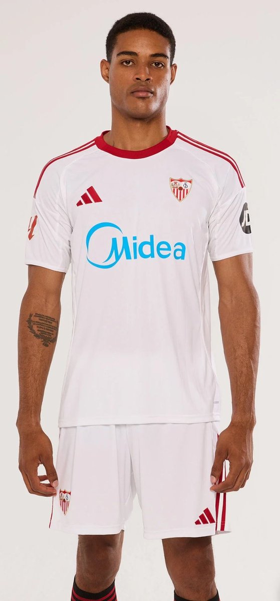 👕 PRESENTADA LA CAMISETA DEL <a href="/SevillaFC/">Sevilla Fútbol Club</a>

⚪️ Primera equipación con <a href="/adidas_ES/">adidas_ES</a>

💰 Ya a la venta por un precio de 95€