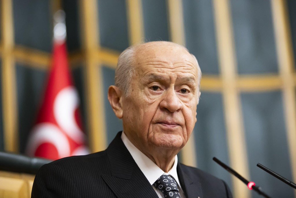 Belediyeleri saran yolsuzluk tufanından tutun da parti kongrelerinin gölgelenmesine kadar her çarpık ve gayri meşru vakıanın ortaya çıkması en başta milletimize büyük bir hakarettir.

CHP’nin mahkemelik olması günden güne ağırlaşan hastalıklı bünyesinin sonucudur.

Öyle ki CHP,