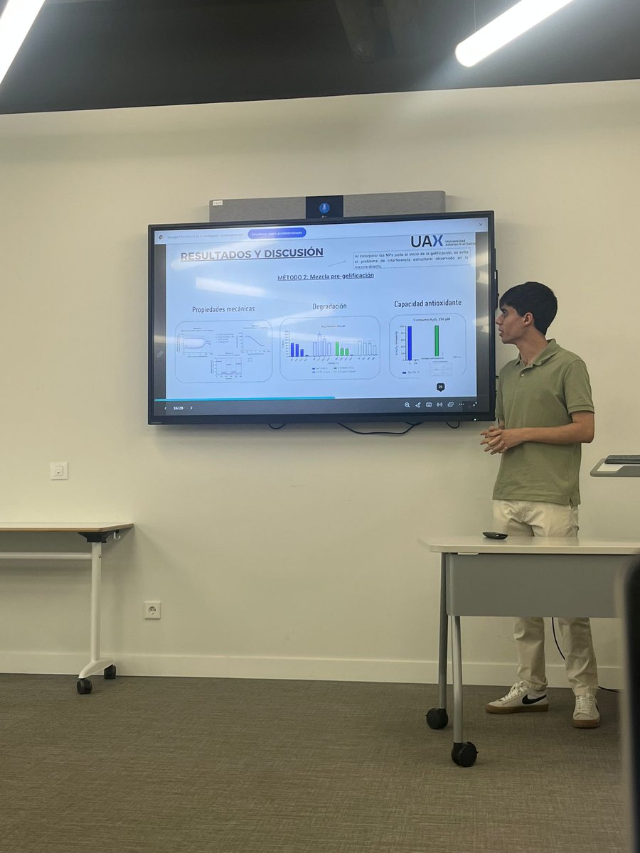 Hoy Carlos Calvo a defendido su TFG en la <a href="/uaxuniversidad/">UAX</a> . Un  trabajo titulado "Desarrollo de un hidrogel inteligente con propiedades  antioxidantes sensible a ROS" y dirigido por el Dr. Daniel Domingo.
