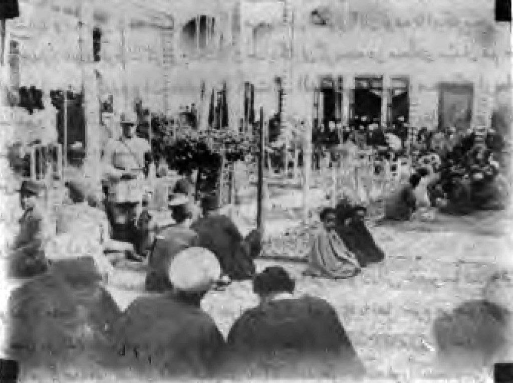 یک دژبان در عزاداری در تکیۀ متولی‌باشی در حالی که پارچۀ سیاه به بازوی چپ خود بسته است در سمت چپ تصویر،  سال ۱۳۱۲

منبع: تاریخ تکایا و عزاداری در قم