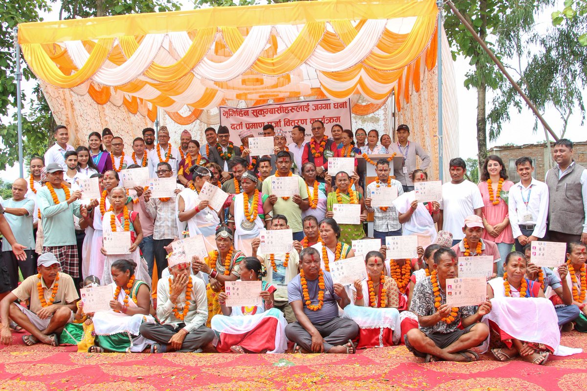 Erfan_A_Ali's tweet photo. 24 families in Kanchhi Tole, Nepal, now have land to call their own after decades of landlessness. Thanks to @unhabitatnepal 🇳🇵 #L4ACT project and generous support from #Korea’s Ministry of Agriculture (MAFRA), the Dang district saw its first formal land certificate distribution https://t.co/bC3jMZOq8B