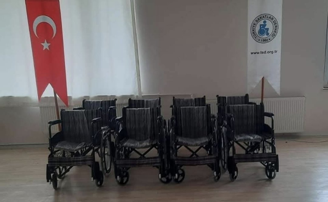 Metin FIRAT (@metinfirat23) on Twitter photo CHP Elazığ Milletvekili Sn <a href="/gurselerol62/">Gürsel Erol</a> Türkiye Sakatlar Derneği Elazığ Şubemize, 8 Adet Manüel Sandalye Engeli üyelerimize verilmesi üzere bağış yapmışdır. Kendilerine Engelli vatandaşlarımıza vermiş oldukları destekten dolayı derneğimiz ve üyelerimiz adına çok teşekkür ederim. CHP Elazığ Milletvekili Sn <a href="/gurselerol62/">Gürsel Erol</a> Türkiye Sakatlar Derneği Elazığ Şubemize, 8 Adet Manüel Sandalye Engeli üyelerimize verilmesi üzere bağış yapmışdır. Kendilerine Engelli vatandaşlarımıza vermiş oldukları destekten dolayı derneğimiz ve üyelerimiz adına çok teşekkür ederim.