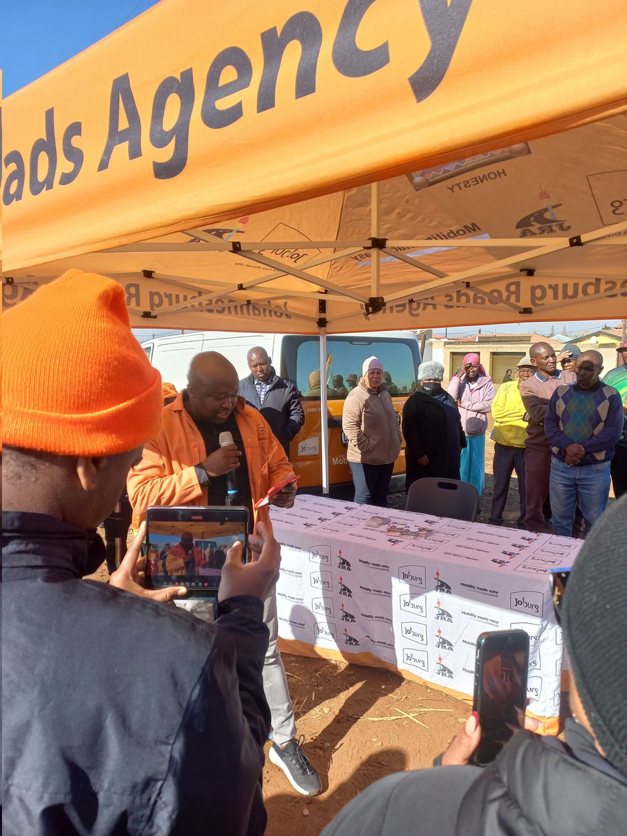 Service delivery/ oversite visit at Chiawelo Kubayi Street by JRA. 

Safety of our community is our priority.
#JoburgCares
