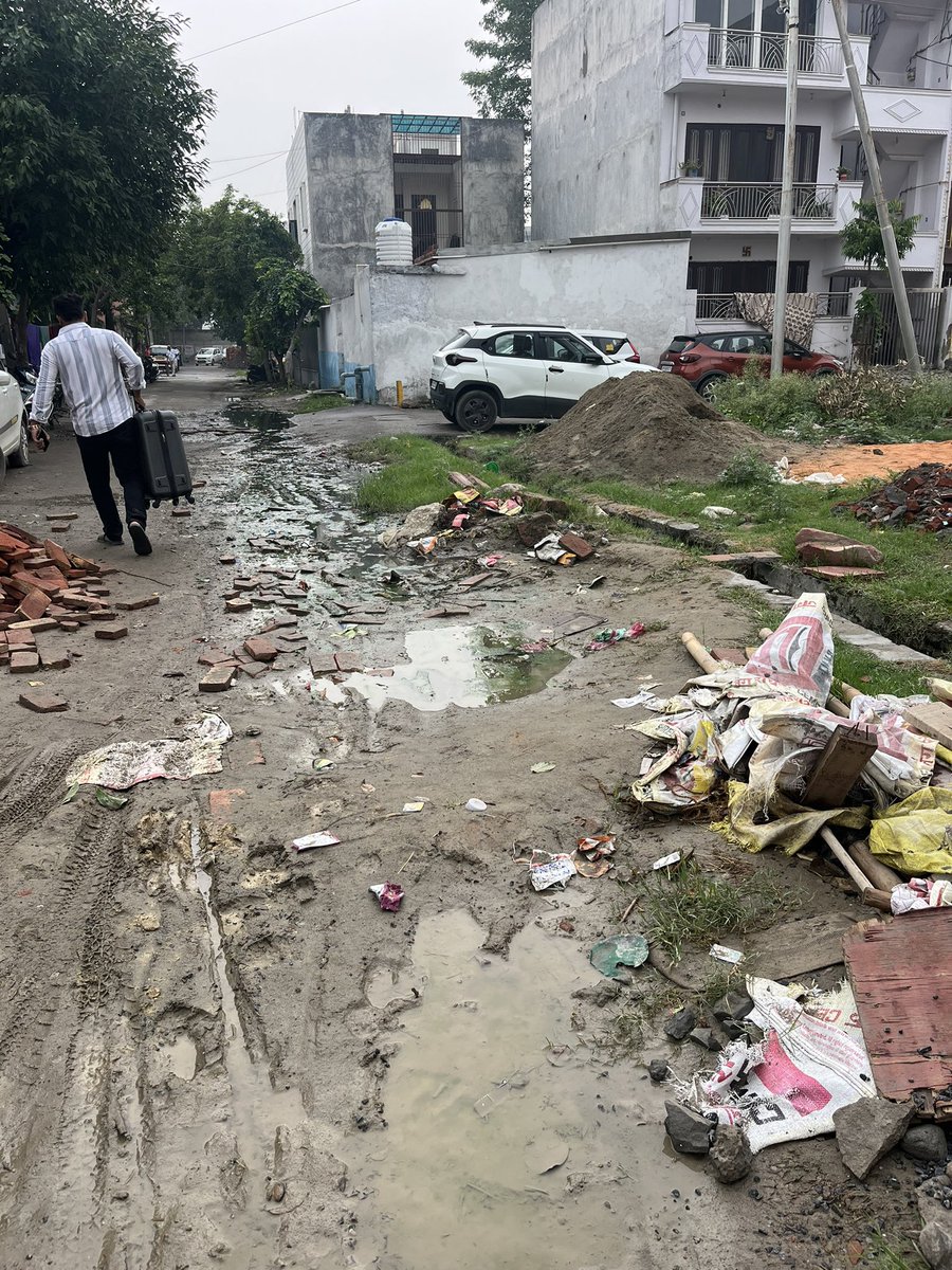 Officialchandel's tweet photo. Noida Sector 128 plots near Baba Budha Park Sultanpur Noida authority plots are facing severe maintenance issues. Lack of regular cleaning and clogged drains have led to garbage accumulation, causing numerous problems for residents. @noida_authority @CPCB_OFFICIAL https://t.co/5ZEaJSKUxx