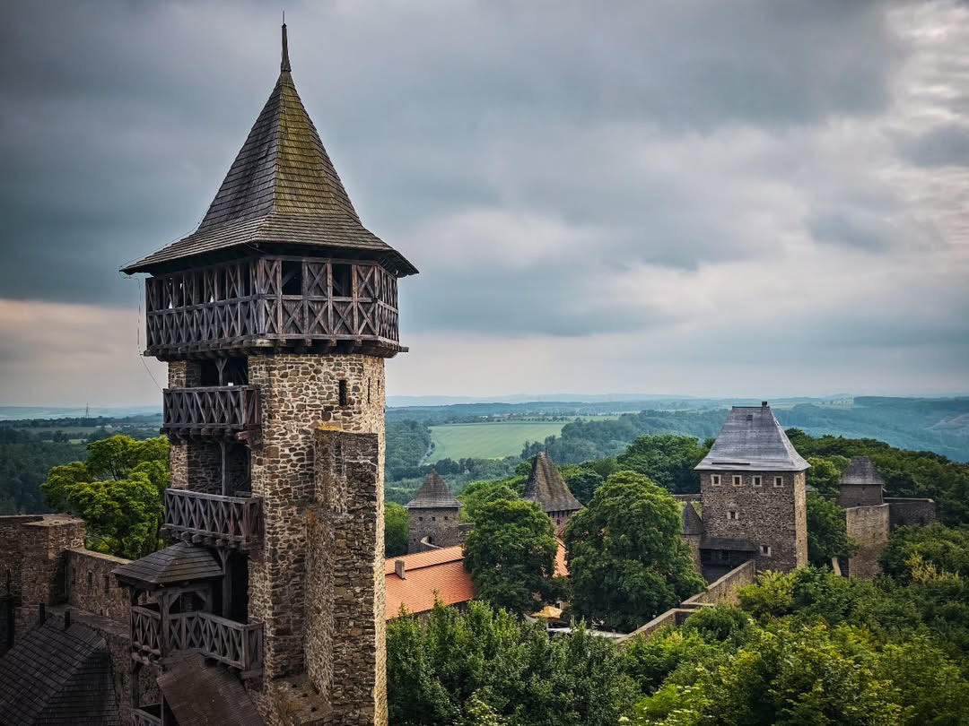 En el norte de Moravia se alza el castillo de Helfštýn, una de las fortalezas en ruinas más grandes de Chequia. Ahora restaurado, acoge cada agosto Hefaiston, el mayor encuentro de herrería artística del país.
#Olomouc #Helfstyn #castilloschecos #Visitczechia
📷 @domsphotocorn