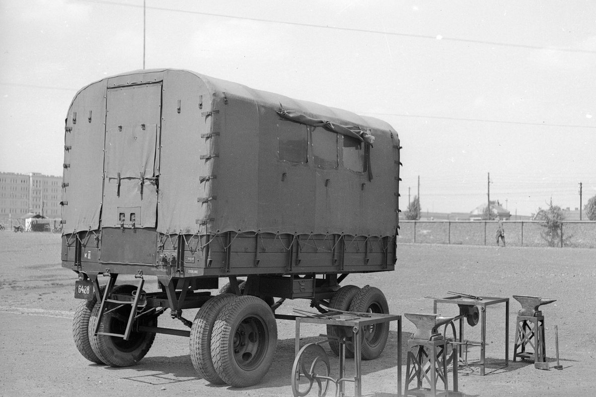 Warstaty i garaże batalionu remontowego 4 Dywizji Piechoty, Krosno Odrzańskie, rok 1959. 
Jakby kto sie pytał, albo jeden z drugim tam nie wiedział, co to za samochód taki nieradziecki tam stoi, to od razu pisze że to Skoda, bo sam jakiś czas temu nie wiedziałem. #LWP #ColdWar